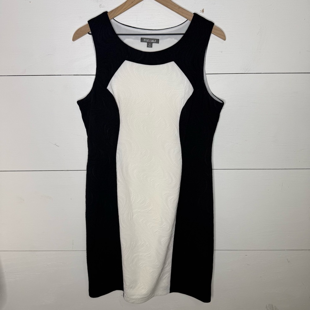 Roz & Ali • Black and White Sleeveless Sheath Dress Size 12